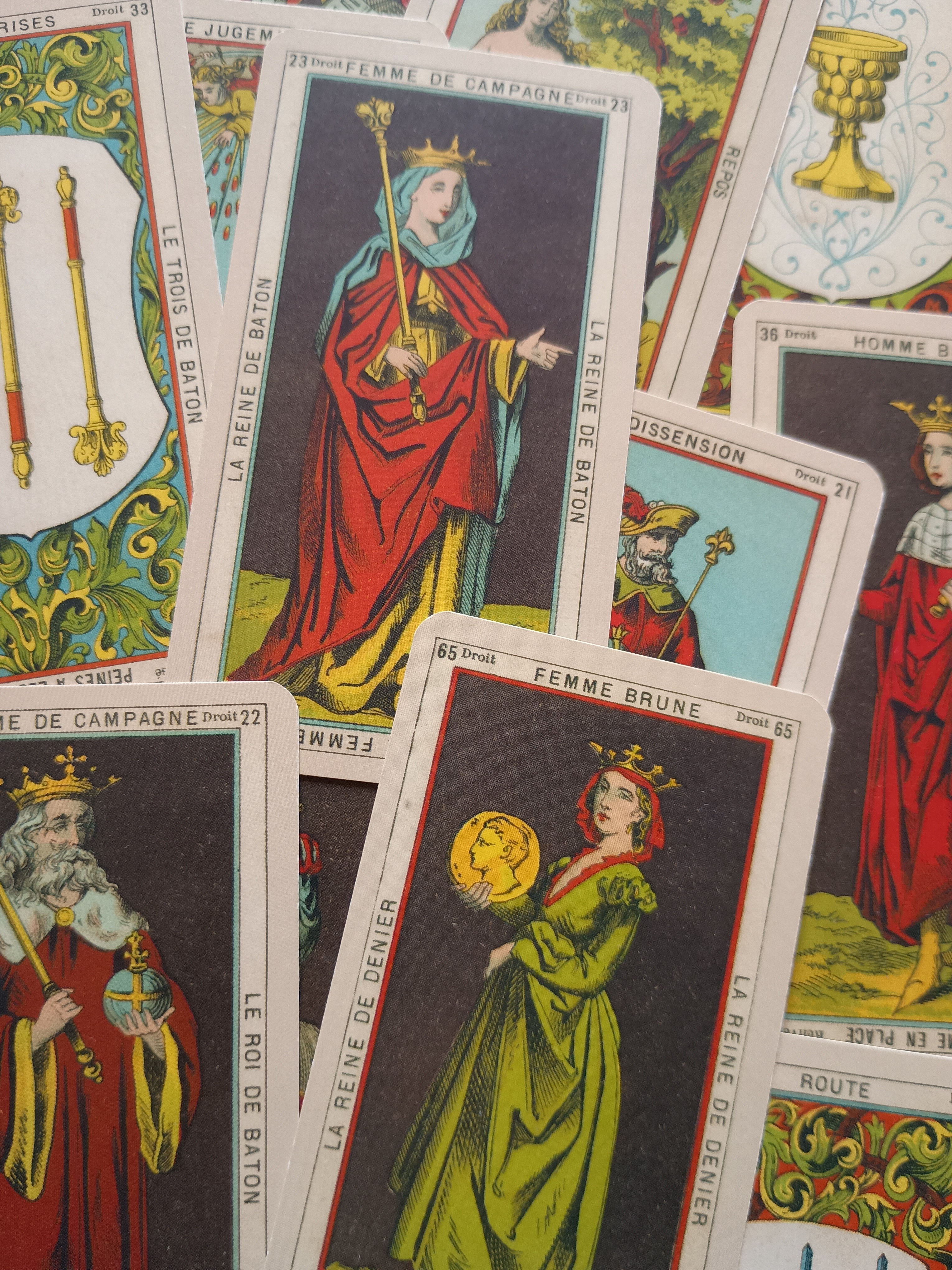 Mesa de adivinación con cartas y cristales
